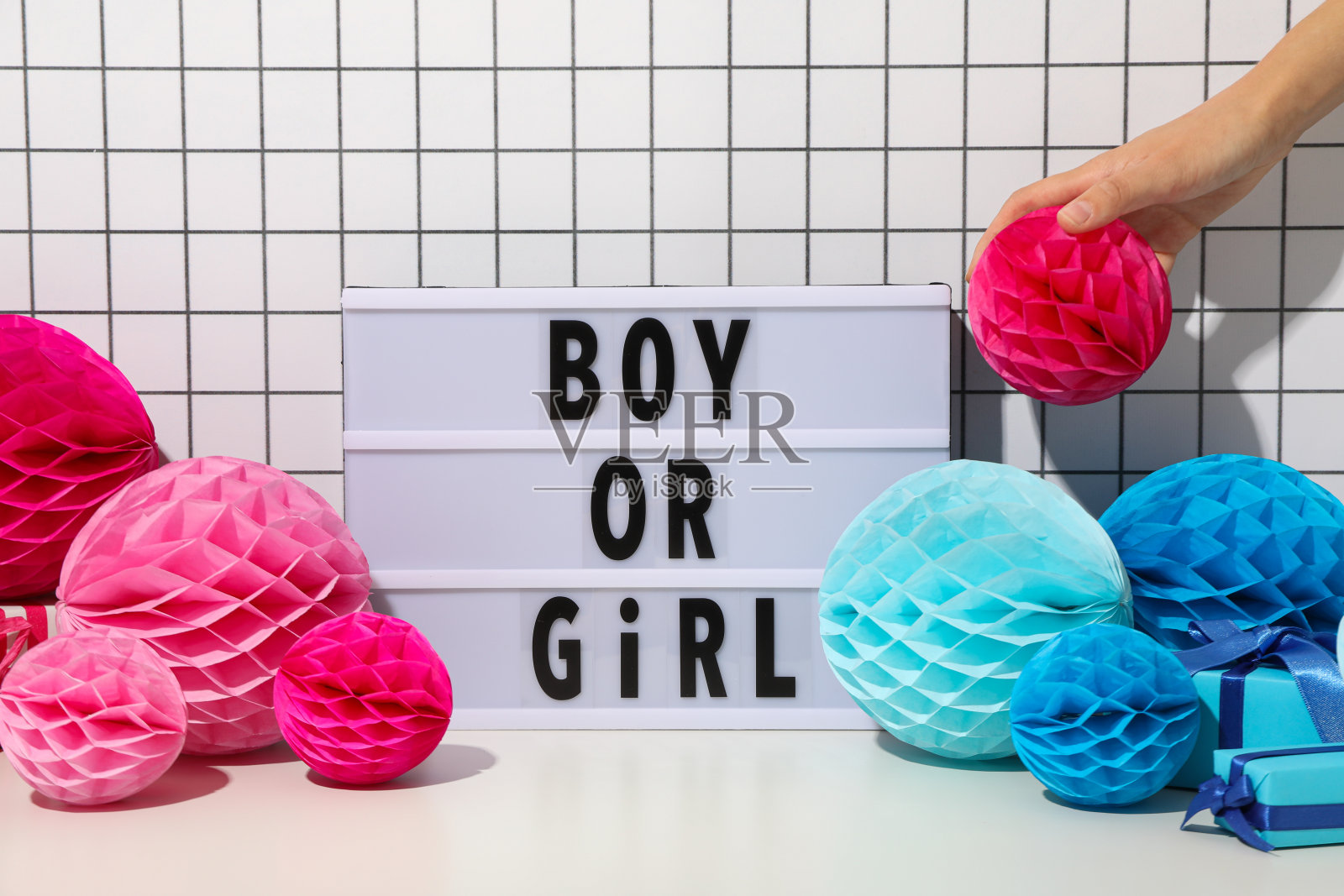 在浅色背景下，手持文字和纸球的纸板照片摄影图片