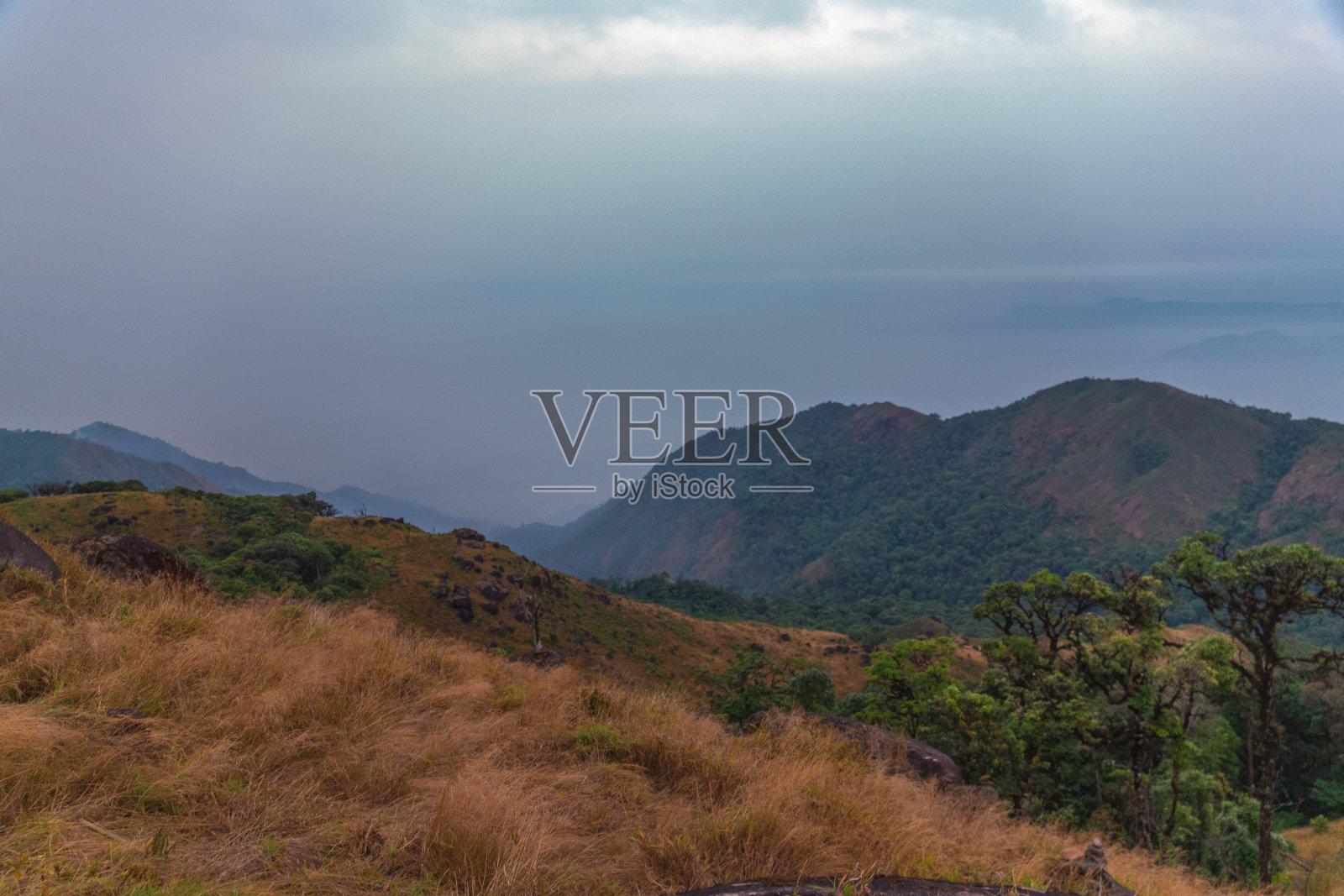 以多云天空为背景的山脉照片摄影图片