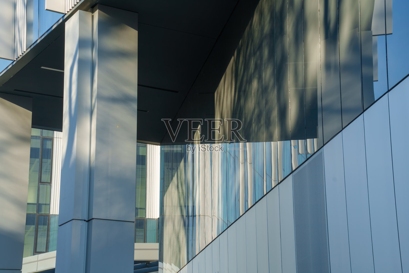 米兰法拉维利大街上的现代建筑照片摄影图片