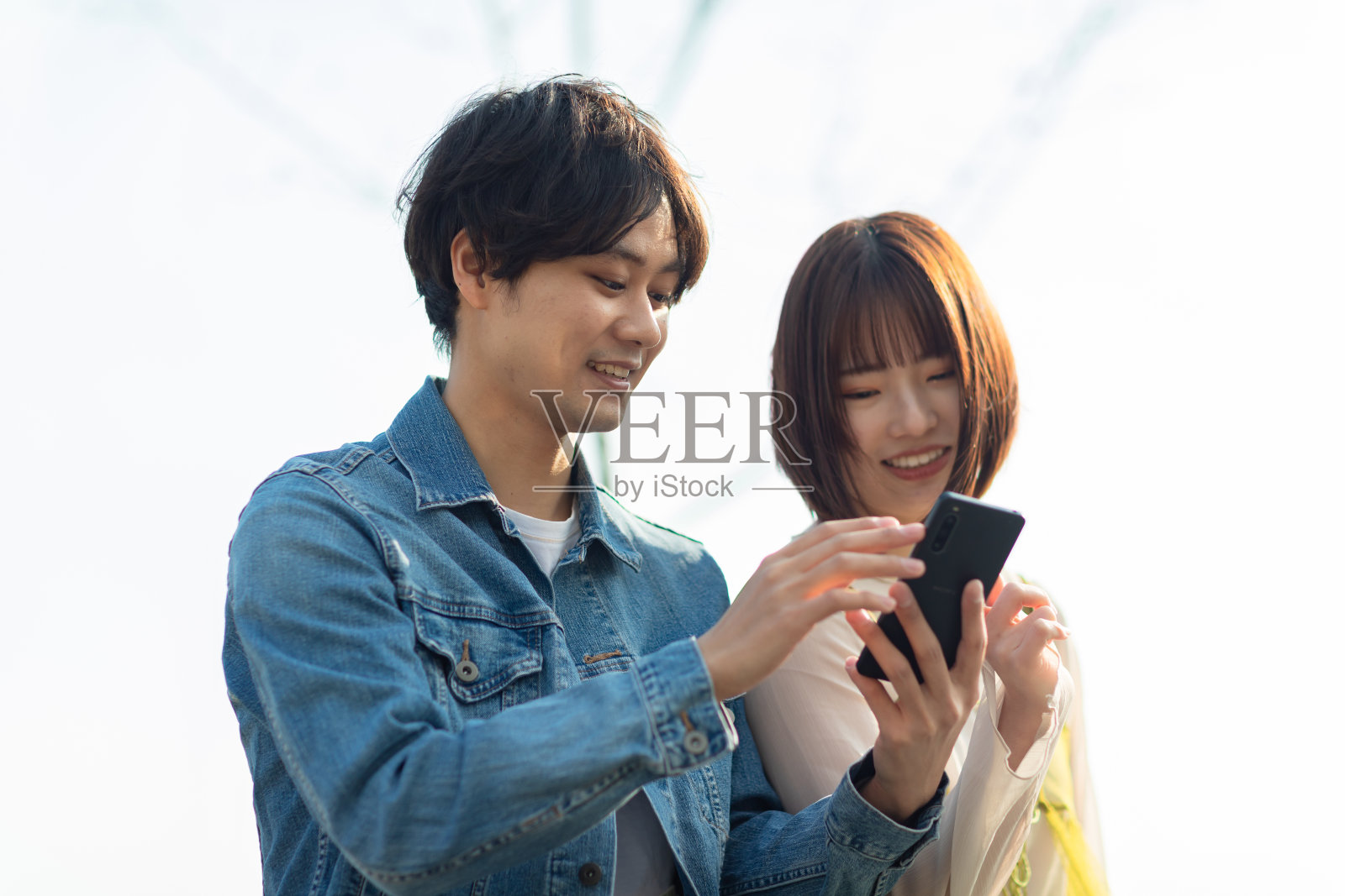 一对夫妇在海边玩耍照片摄影图片