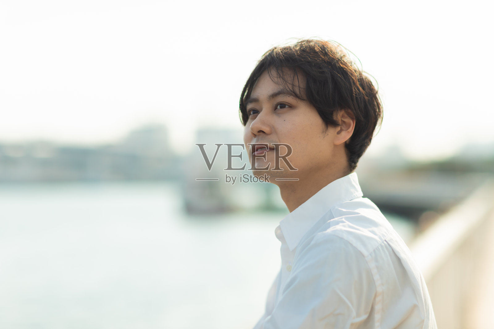 一个人在海边玩得很开心照片摄影图片