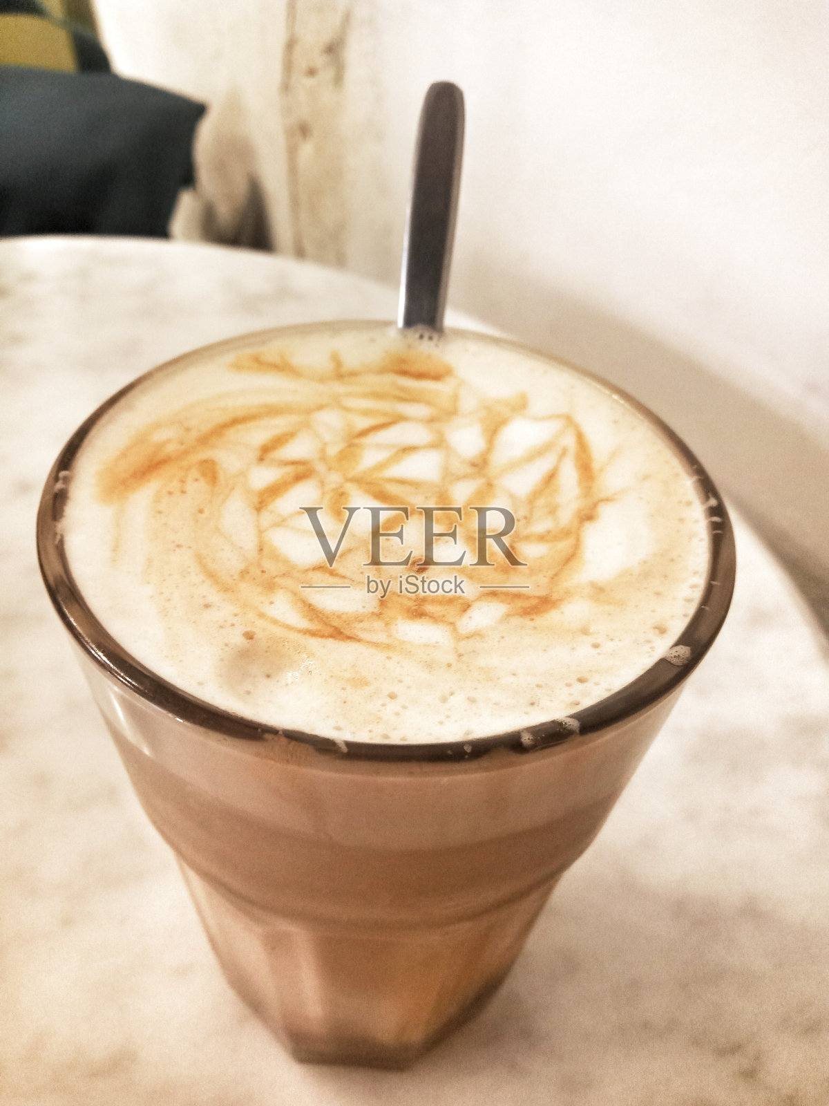 晚牛奶焦糖咖啡照片摄影图片