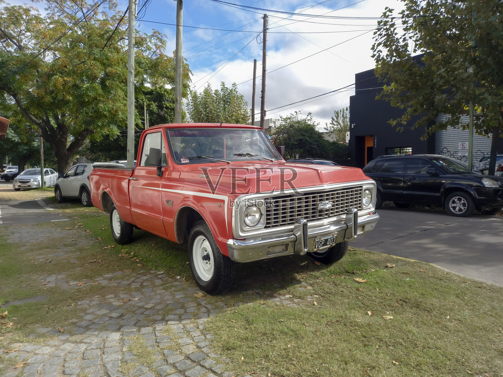 一辆1971年的红色雪佛兰C10 Brava皮卡车出现在一场经典车展的街道上照片摄影图片