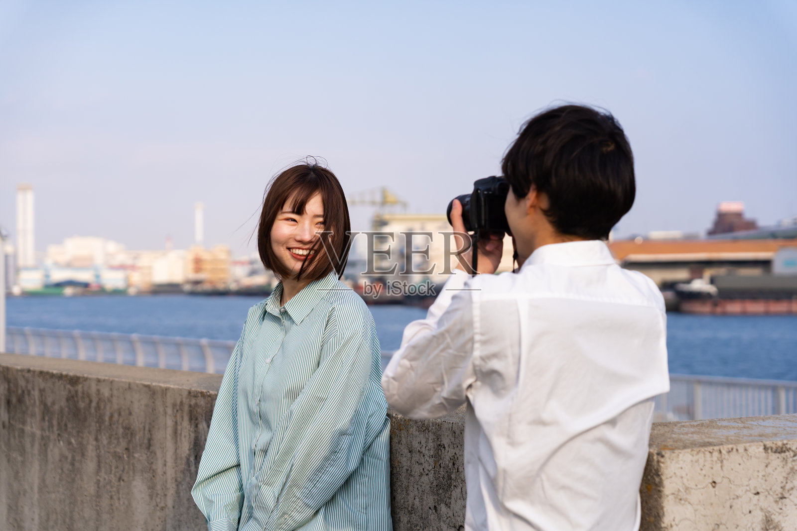 一对夫妇在海边玩耍照片摄影图片