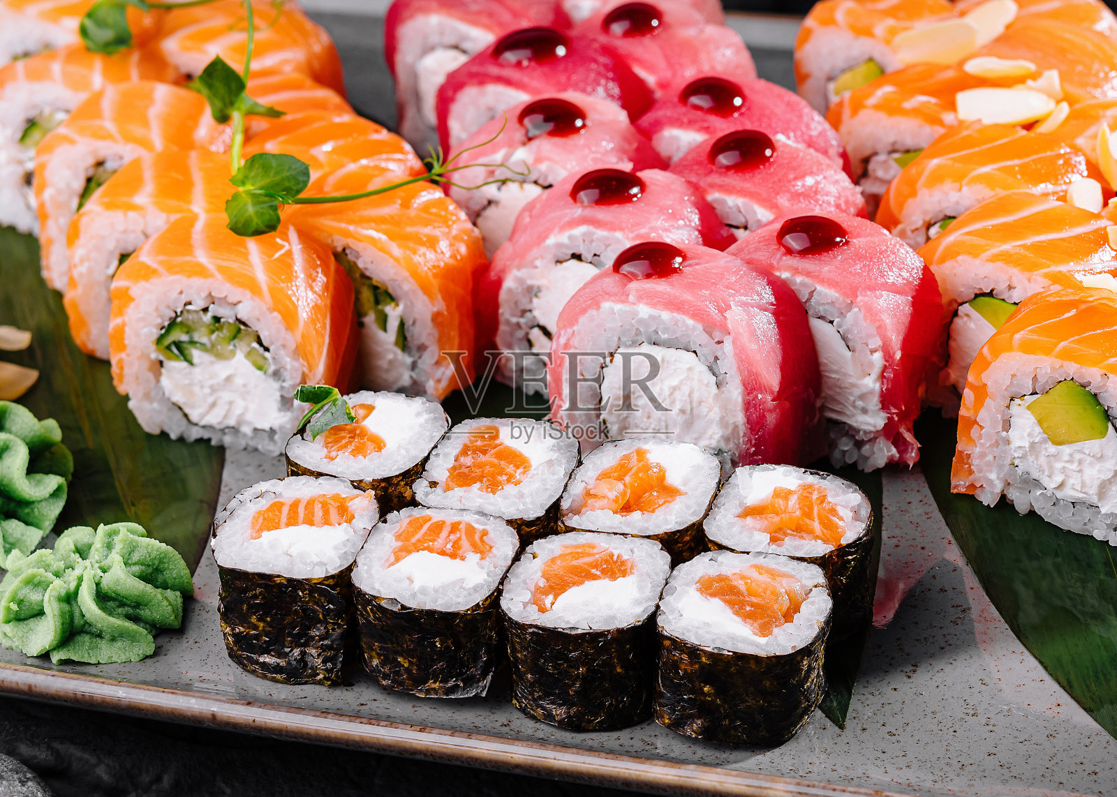 什锦寿司拼盘在黑暗的石头背景照片摄影图片