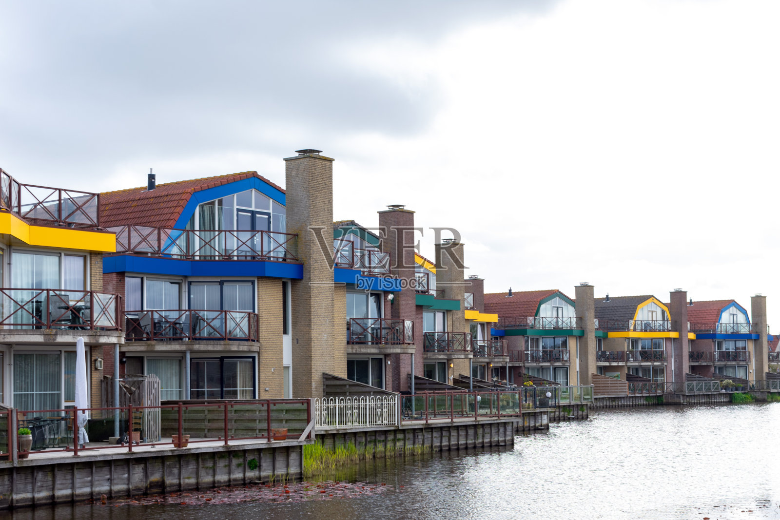 在奥格杜恩的兰达尔海滩度假村,有一排度假公寓的房子照片摄影图片