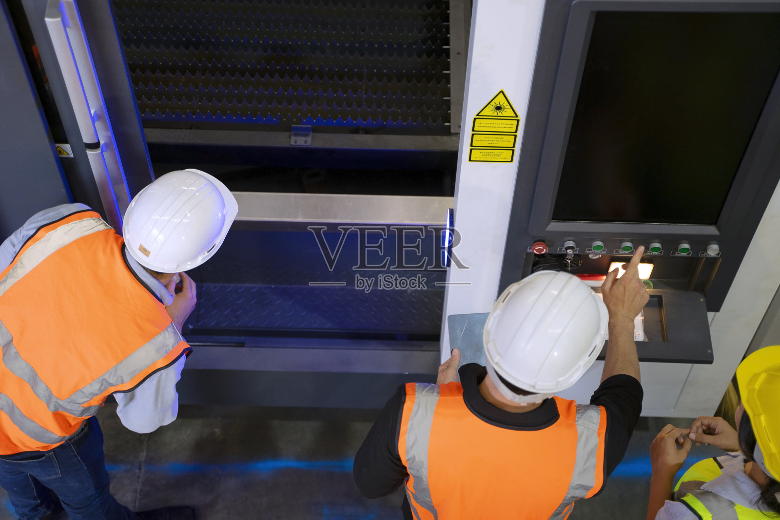 在工厂工作的蓝领工人照片摄影图片