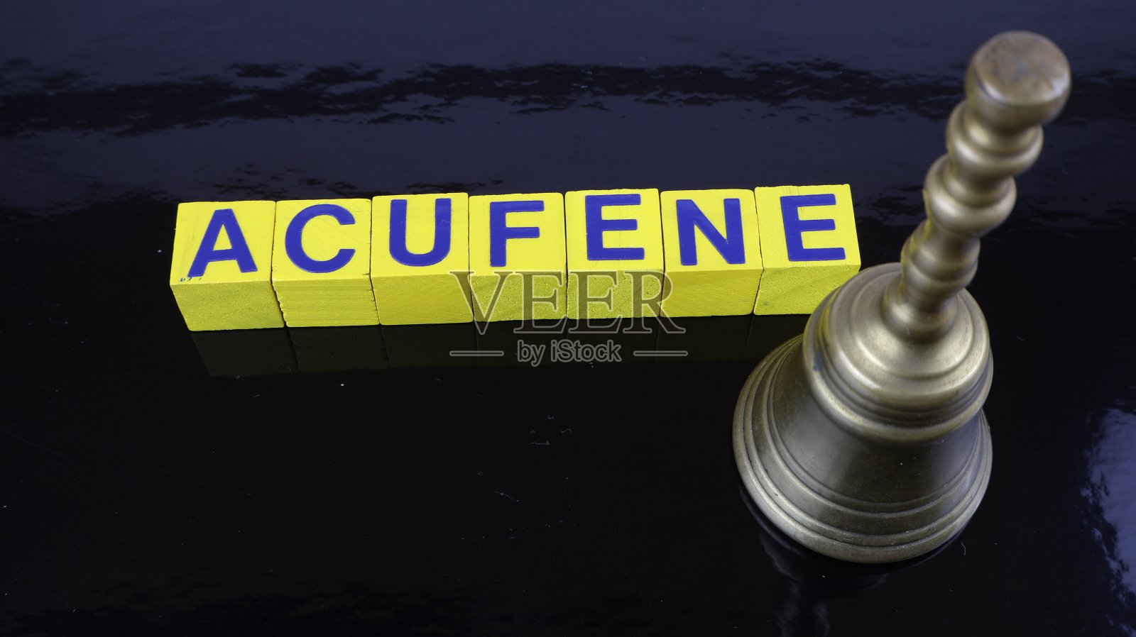 耳鸣耳聋症状，意大利语照片摄影图片