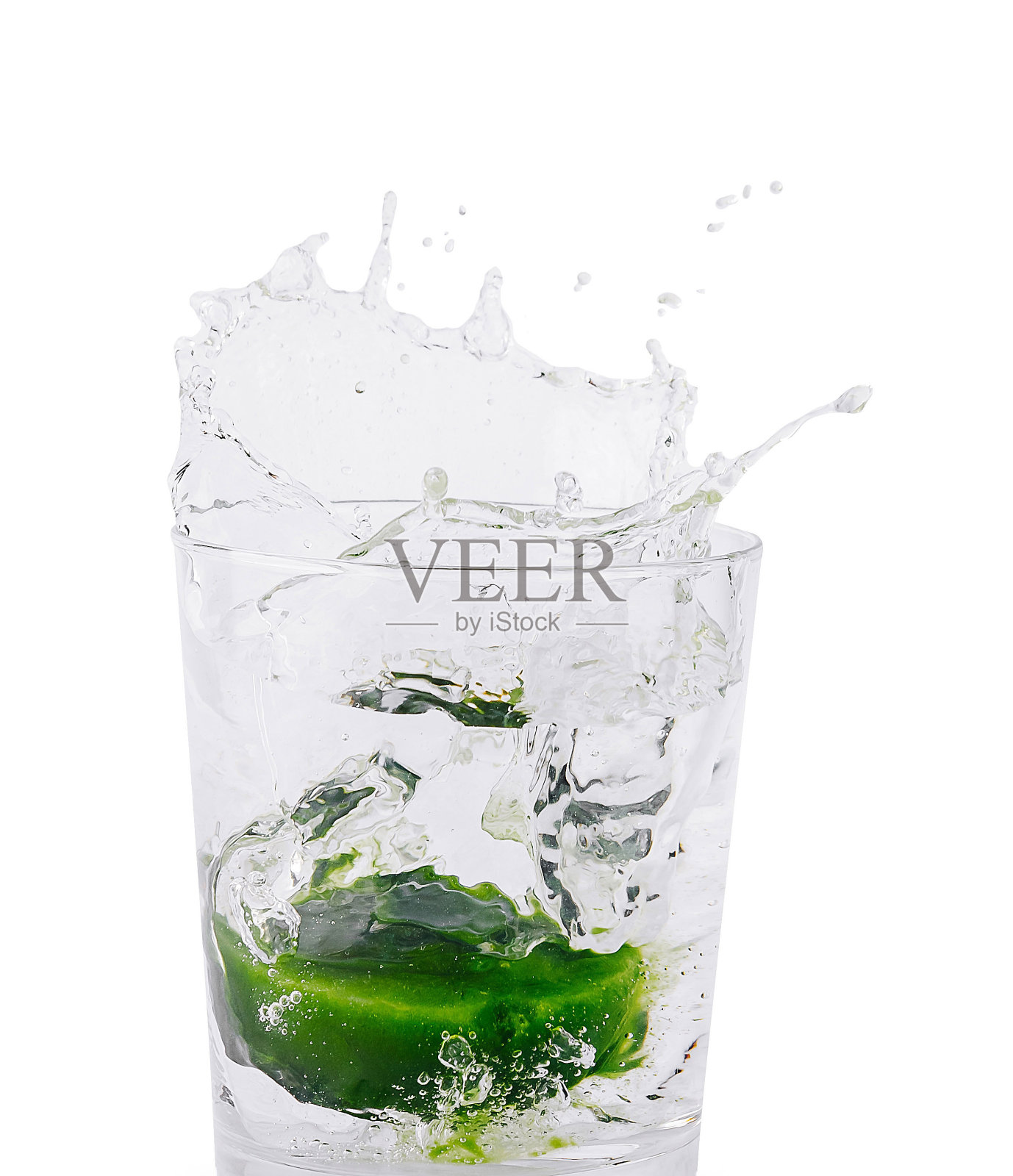 将新鲜的柠檬洒在一杯水中照片摄影图片