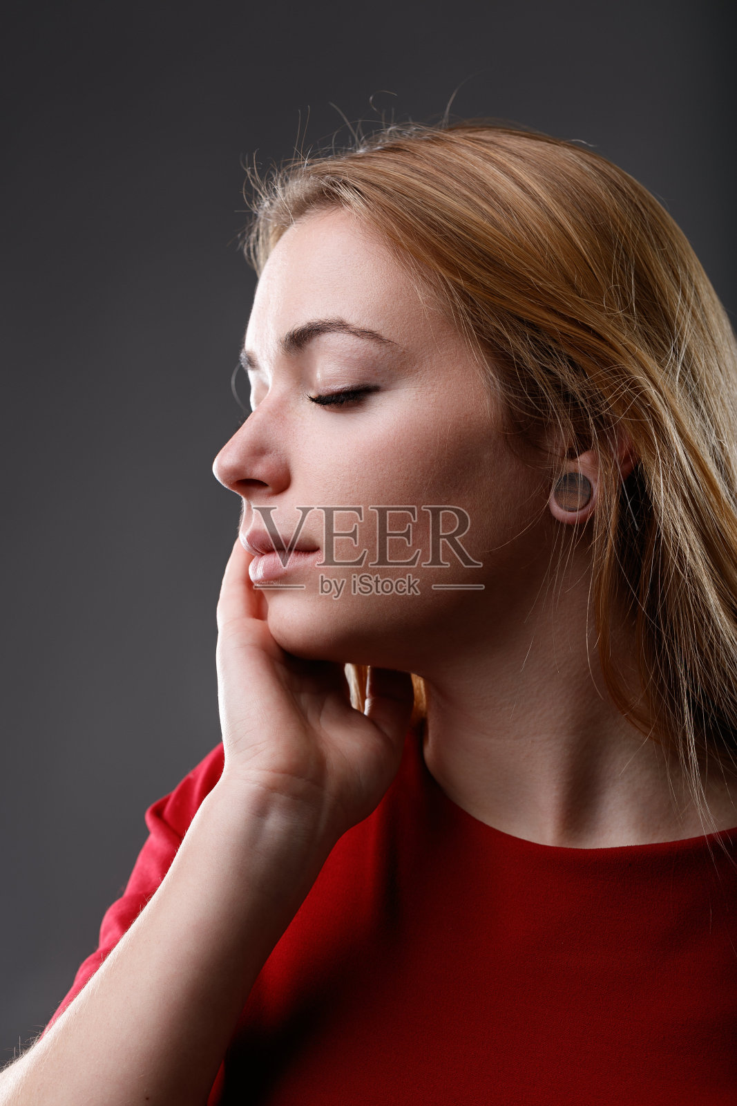 她温柔的微笑体现了她的满足照片摄影图片