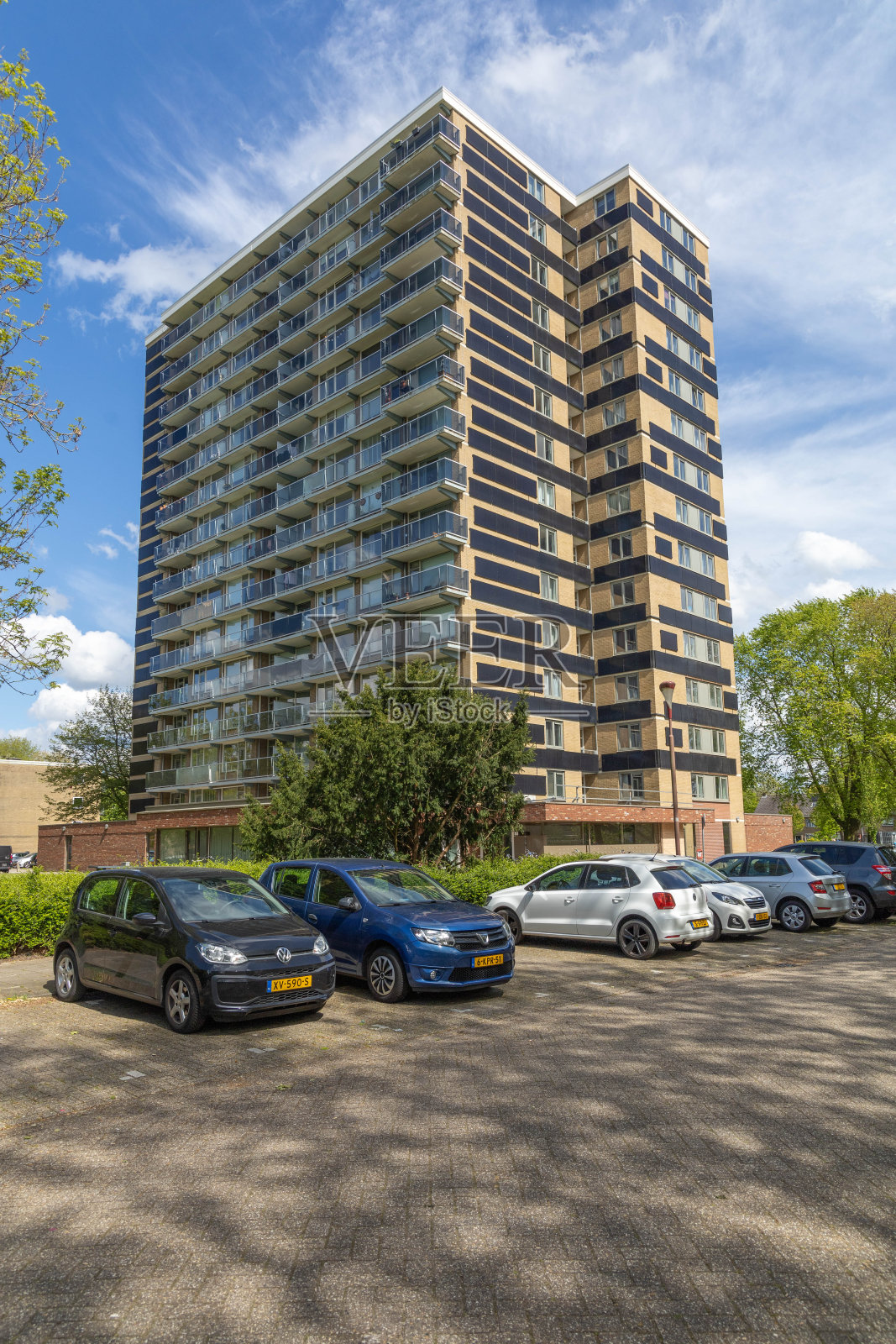 公寓墙壁上的垂直太阳能电池板。照片摄影图片