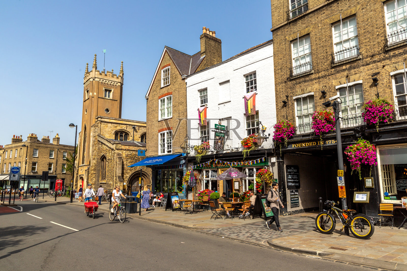 英国剑桥，阳光明媚的日子里典型的街道照片摄影图片