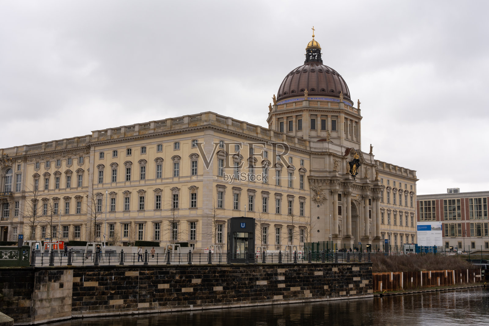 2024年3月24日，德国柏林。大钟:顶部有圆顶，前面有钟的大型建筑物照片摄影图片