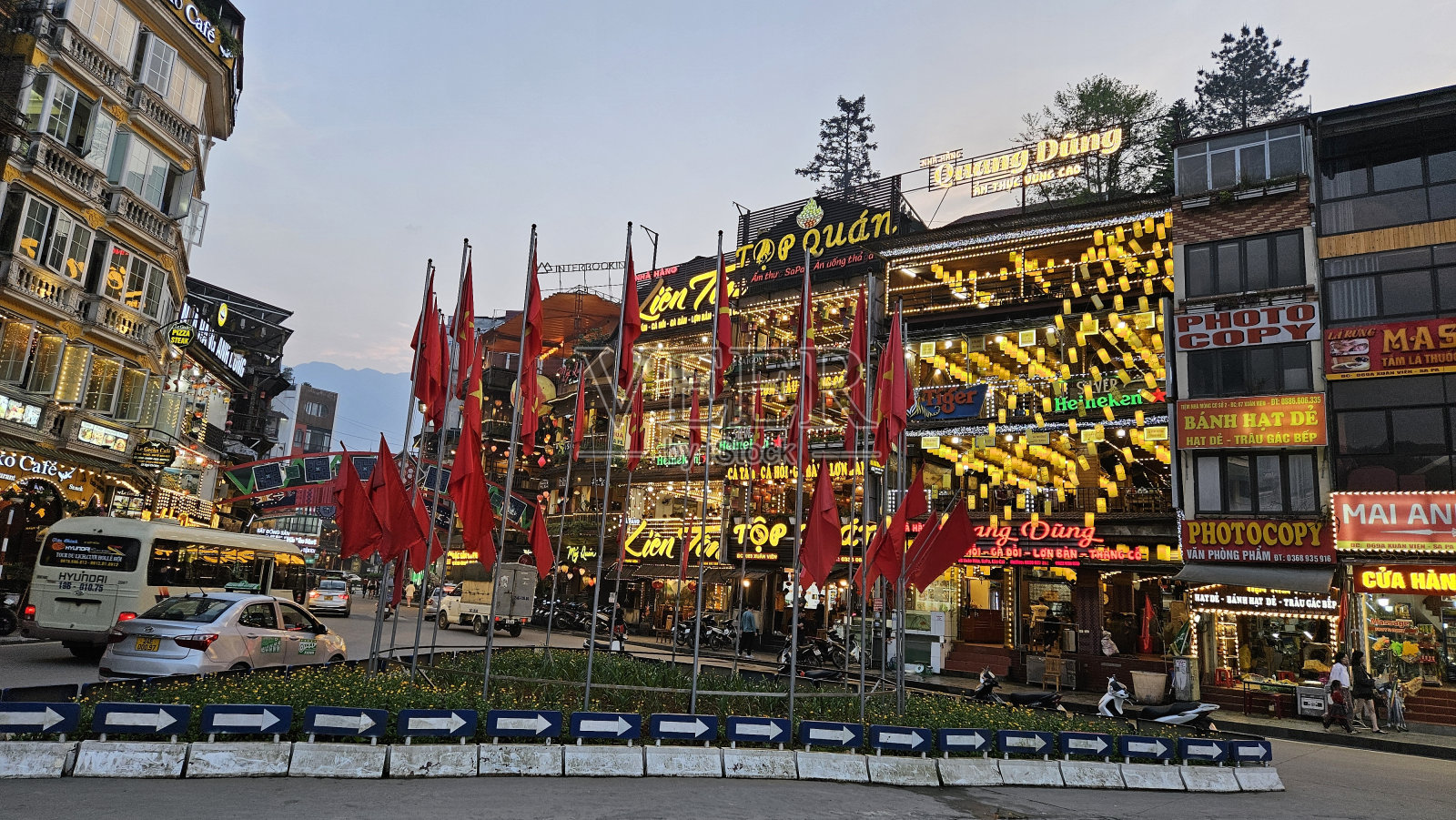 晚上萨帕镇中心的街头生活。餐馆生意兴隆。照片摄影图片