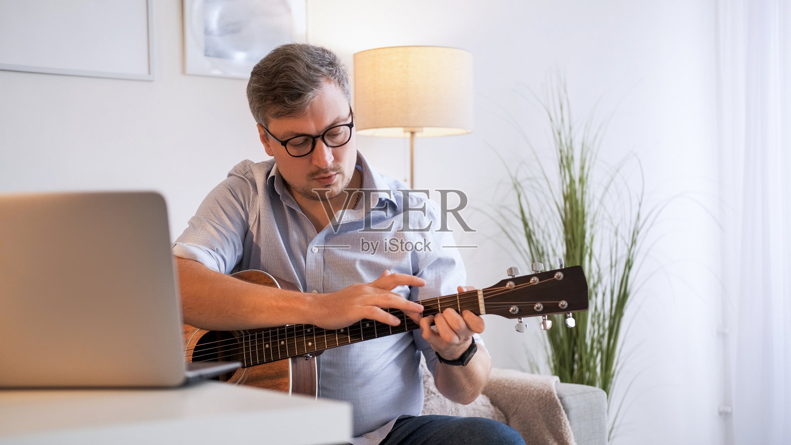 吉他课音乐老师曼笔记本电脑录影回家照片摄影图片