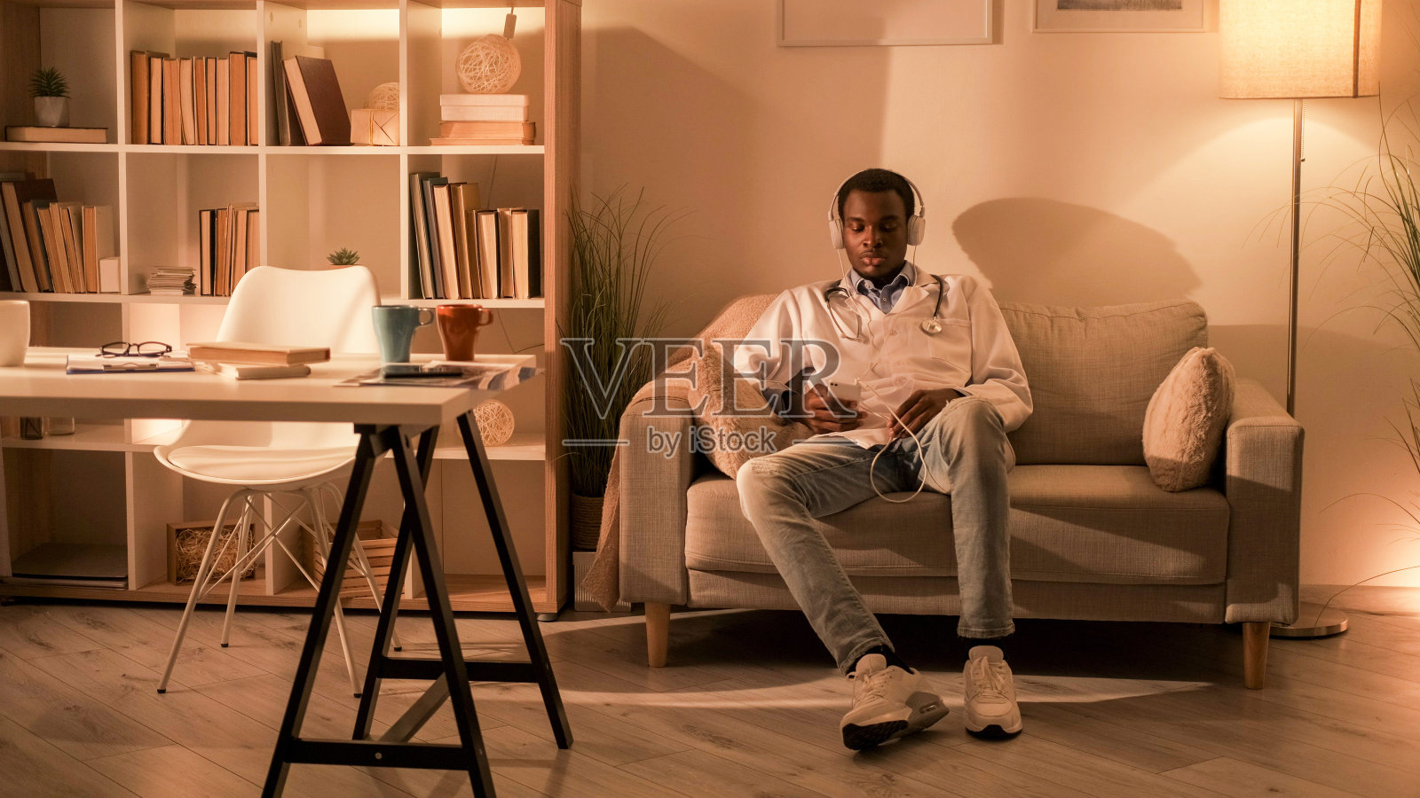 博士休闲音乐在耳机里休息照片摄影图片