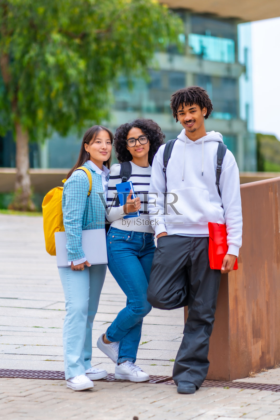 多民族大学交换生站在校园里的肖像照片摄影图片