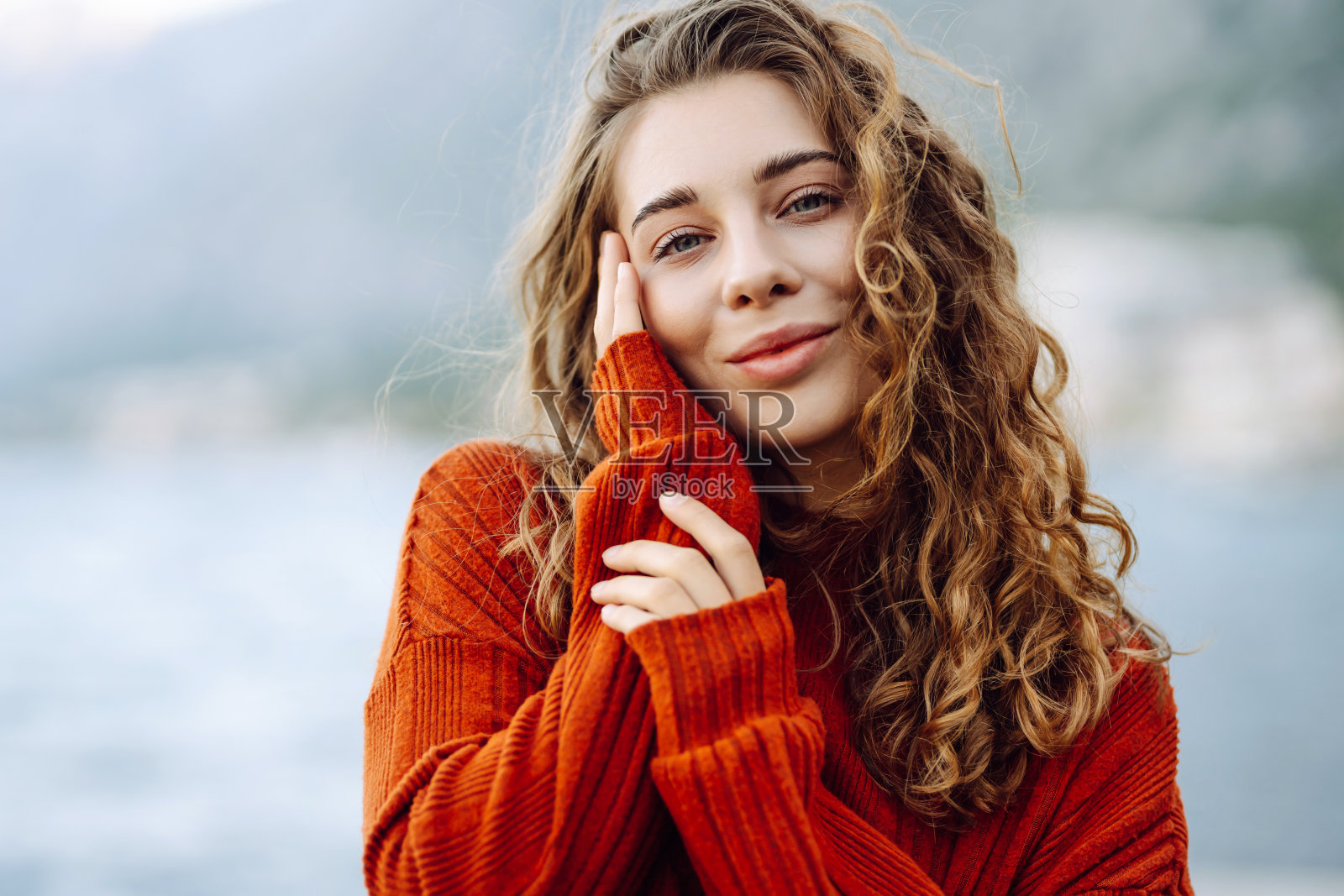 一个美丽的卷发女人的肖像照片摄影图片