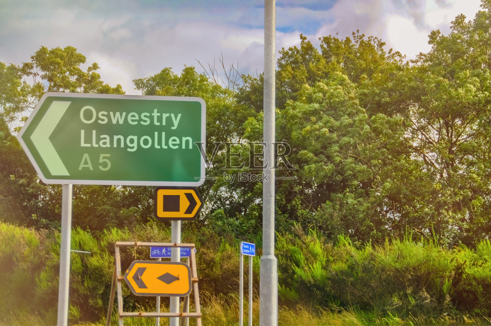 威尔士的路标。有许多箭头的岔路口。照片摄影图片