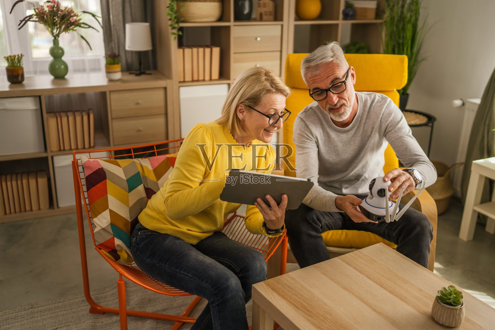 夫妇在家里连接和安装闭路电视安全监控摄像头照片摄影图片