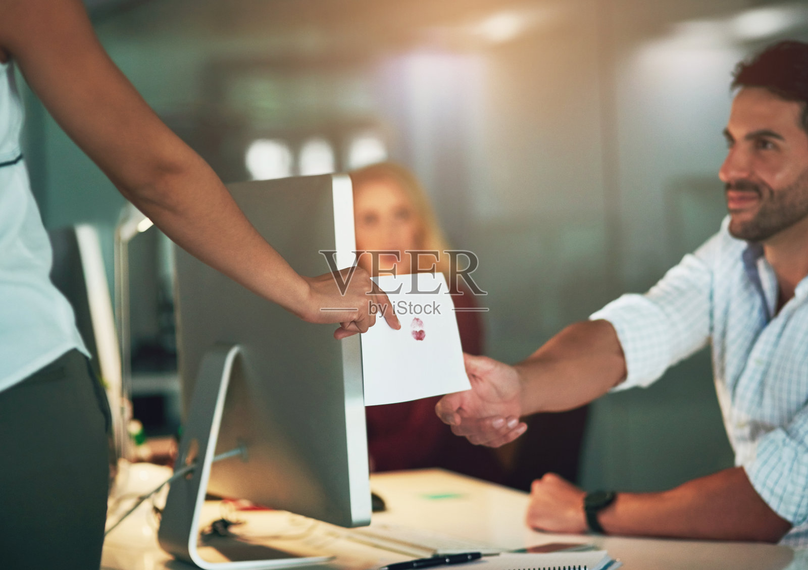 办公室里，爱情和商务人士用情书调情，送礼和送礼的信件。公司，专业员工和手与吻纸在桌子上的关系，提供和信息照片摄影图片