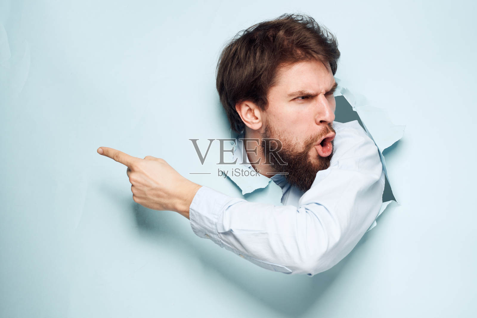 愤怒的男人用手势表达不满情绪照片摄影图片