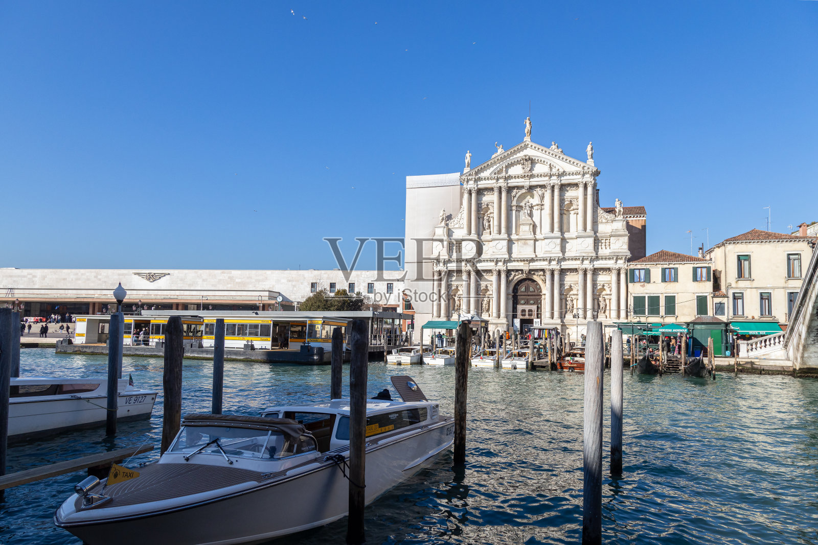 威尼斯的圣玛丽亚教堂和大运河，阳光明媚照片摄影图片