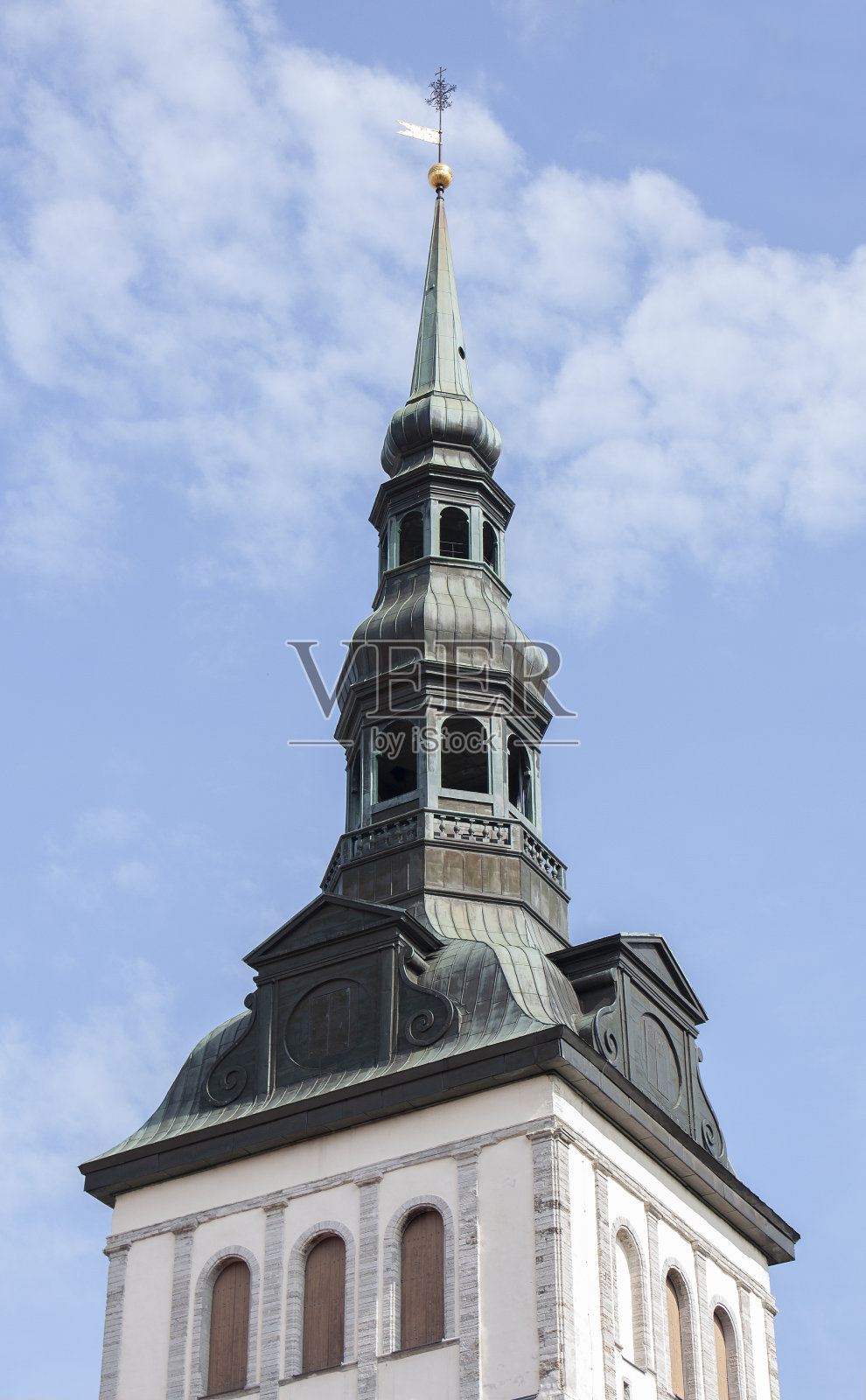 塔林的老城塔楼，对着天空，爱沙尼亚照片摄影图片