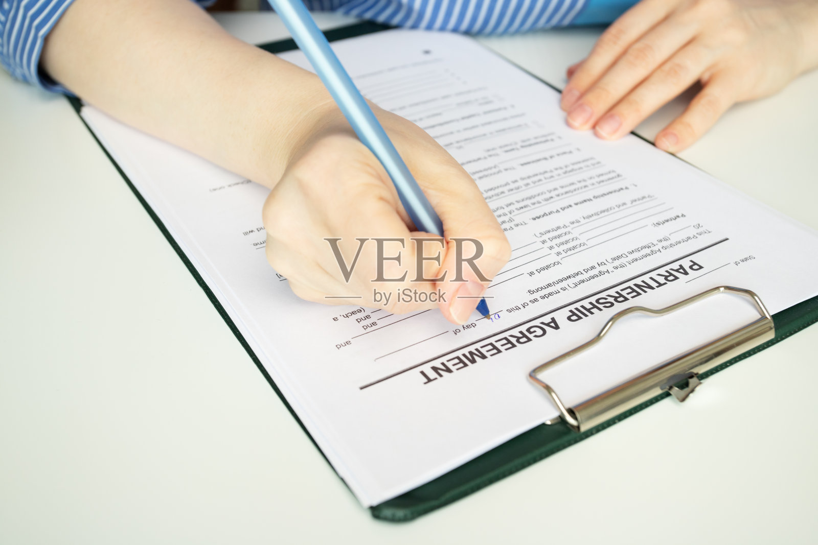 合伙协议，手填文件，商务合作，战略规划，企业团队合作。照片摄影图片