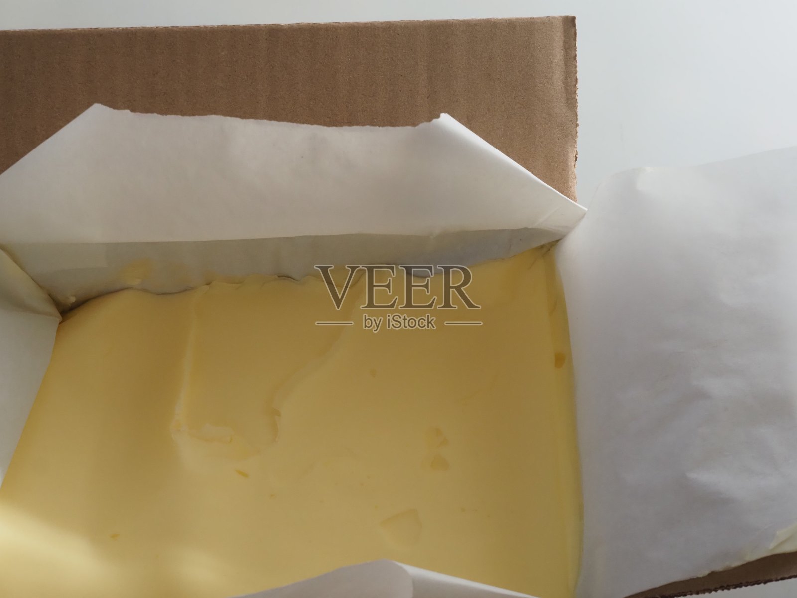 1公斤牛油，装在纸板箱里照片摄影图片