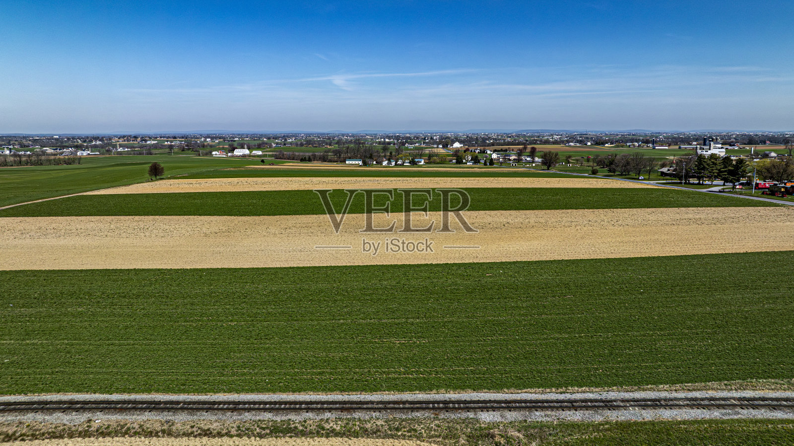 鸟瞰纵横交错的农田和村庄照片摄影图片