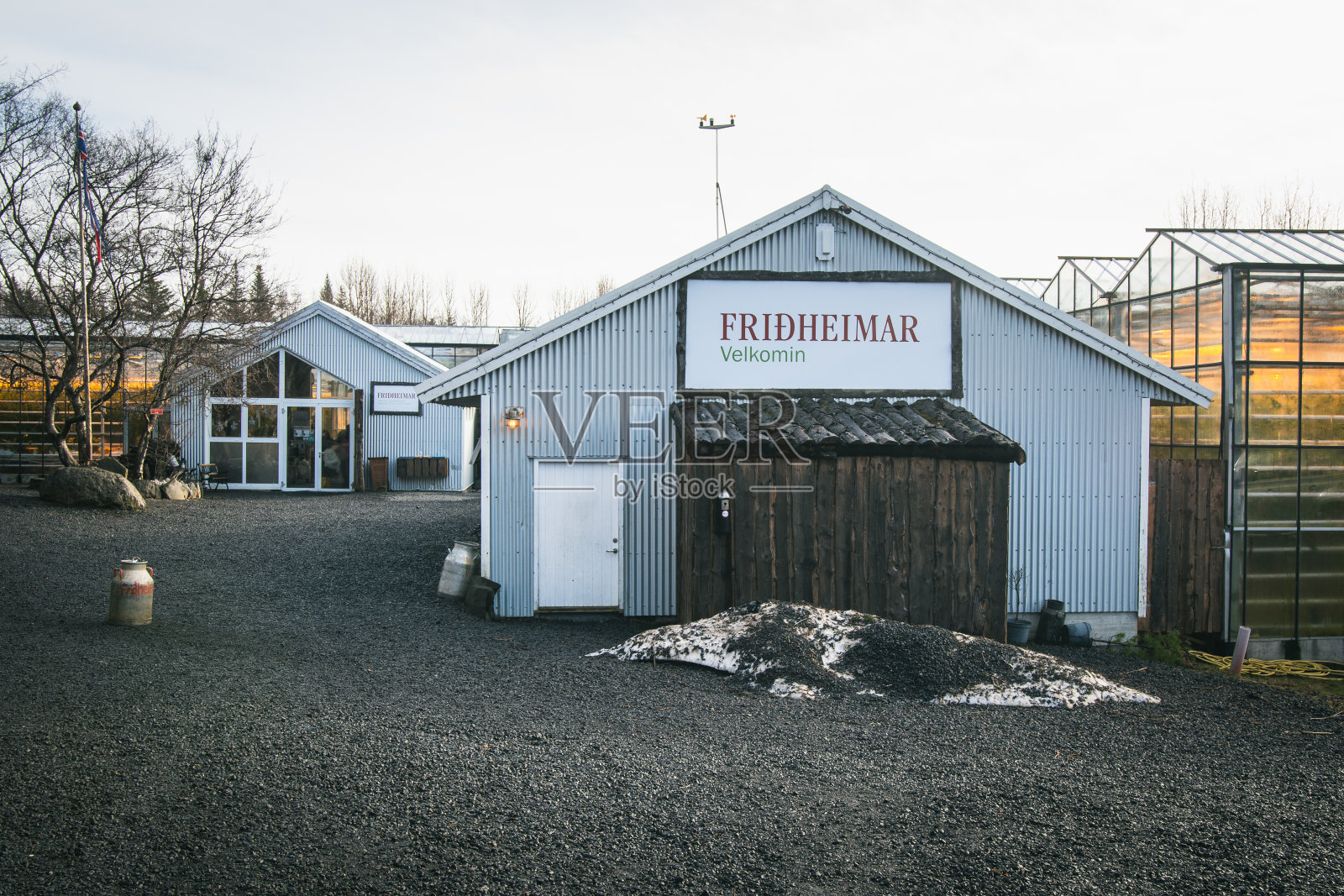 冰岛南部- 2023年3月2日:Fridheimar的欢迎标志和番茄温室建筑-游客友好的番茄农场。黄金环线上著名的旅游胜地照片摄影图片