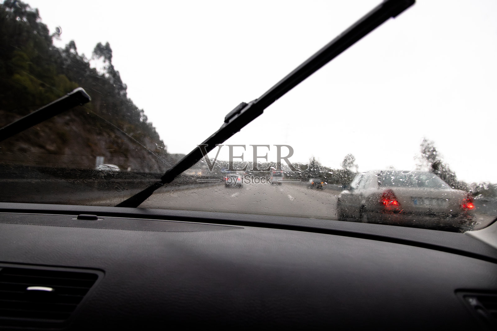 A3波尔图，布拉加，葡萄牙的部分图像。由于暴雨天气，交通受到限制。照片摄影图片