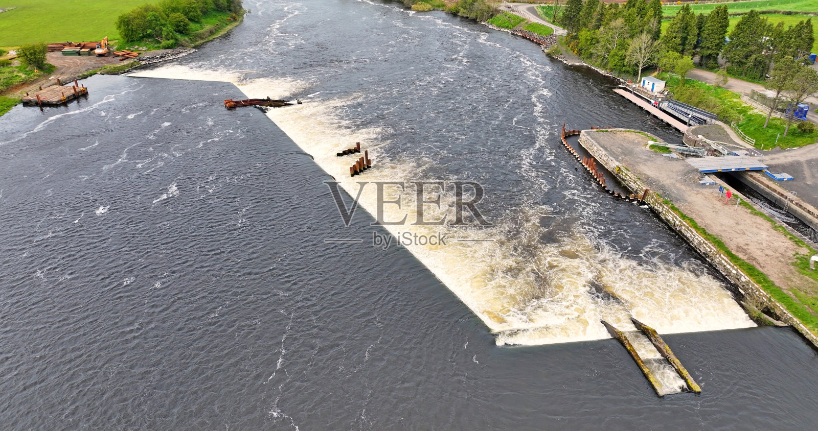 鸟瞰北爱尔兰班恩河上的堰照片摄影图片