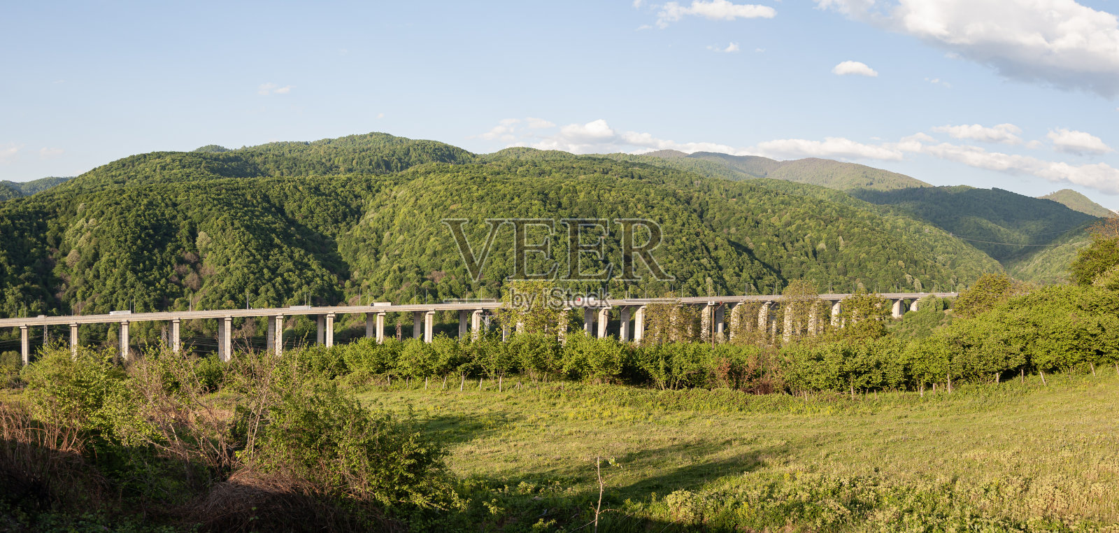 高速公路高架桥。土耳其的博卢山脉照片摄影图片
