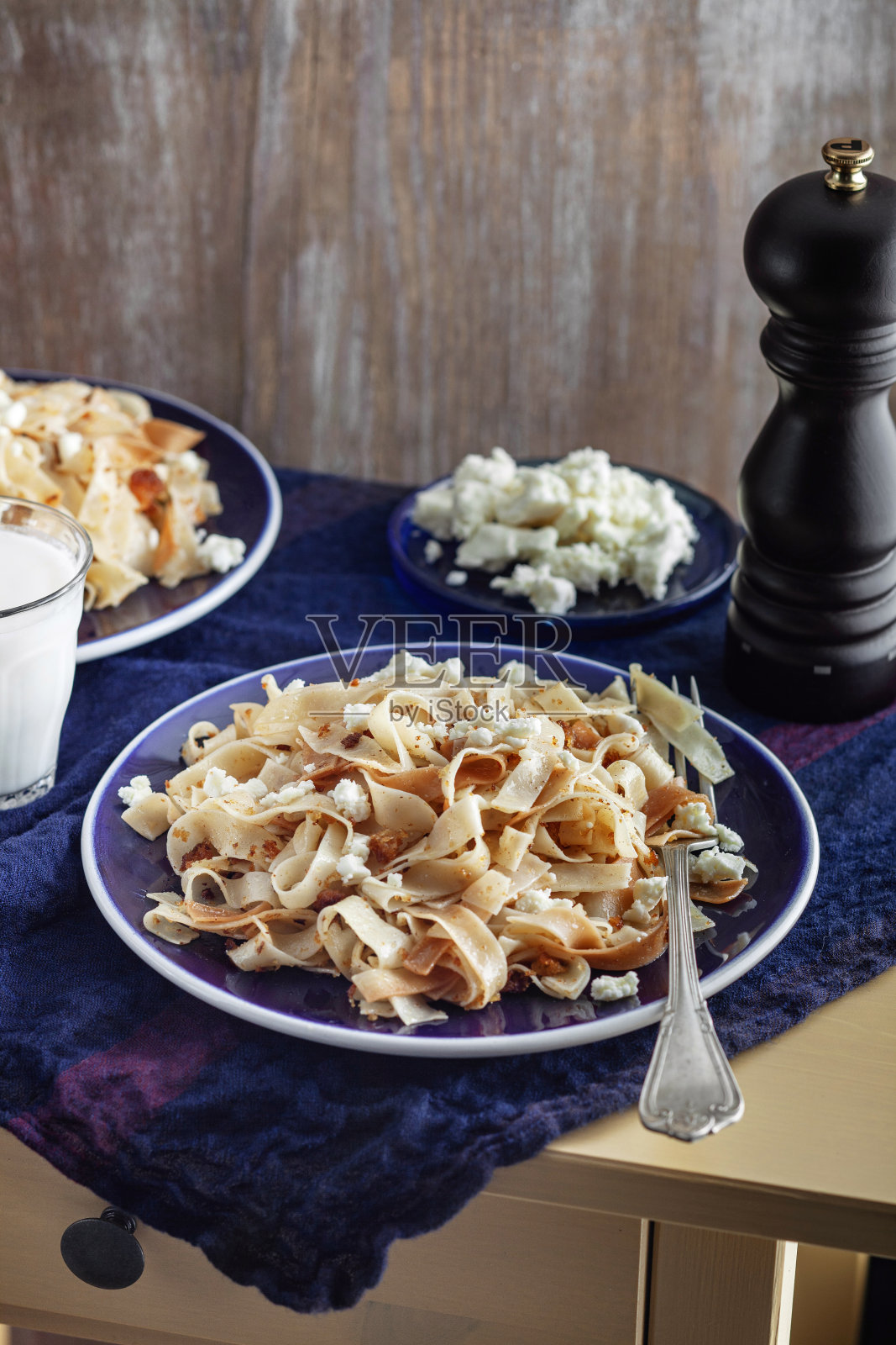 意大利宽面条通心粉。奶酪意大利宽面。Tagliatelle或fettucine macaroni是传统的意大利面食。经典的奶酪意大利宽面。意大利宽面条意大利面。照片摄影图片