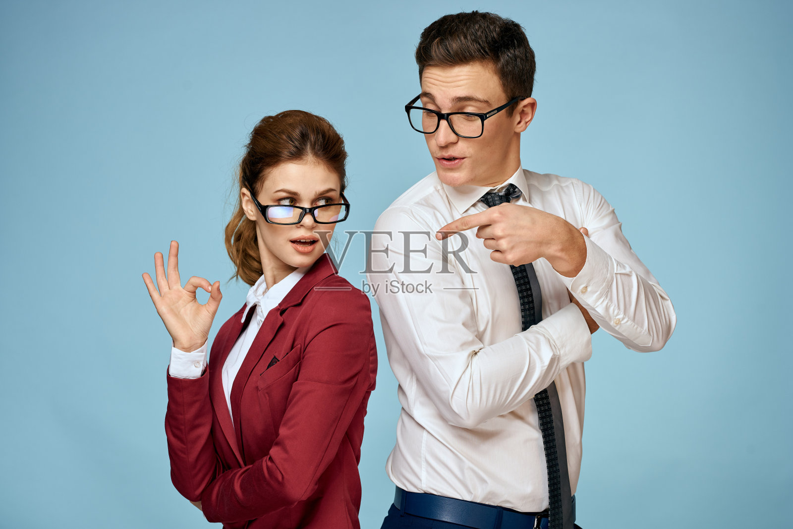 商务男女办公室官员沟通工作同事工作室蓝色背景照片摄影图片