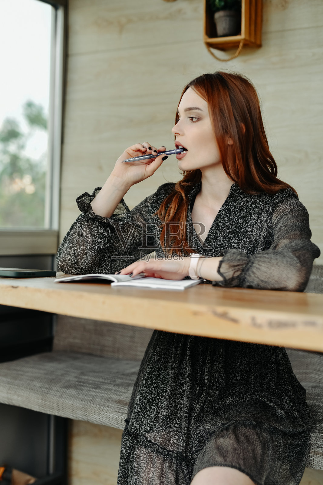 周末数独爱好为华丽的女性红发照片摄影图片