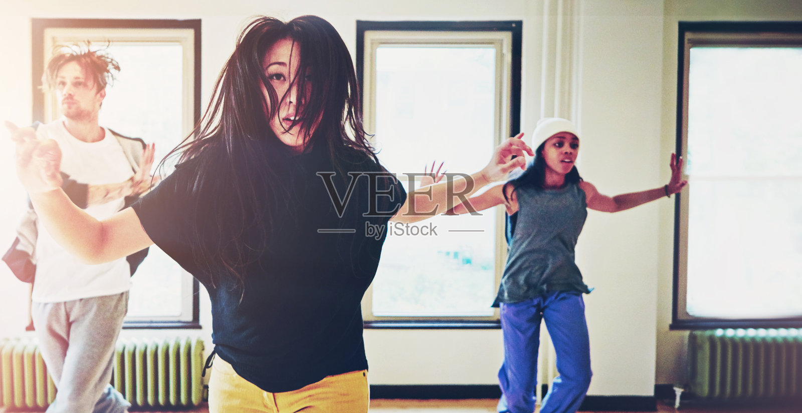 霹雳舞，嘻哈和团体在演播室与文化或排练风格的节奏与能量。人，表现和表达与实践在巴西的活动有创造性的信心照片摄影图片