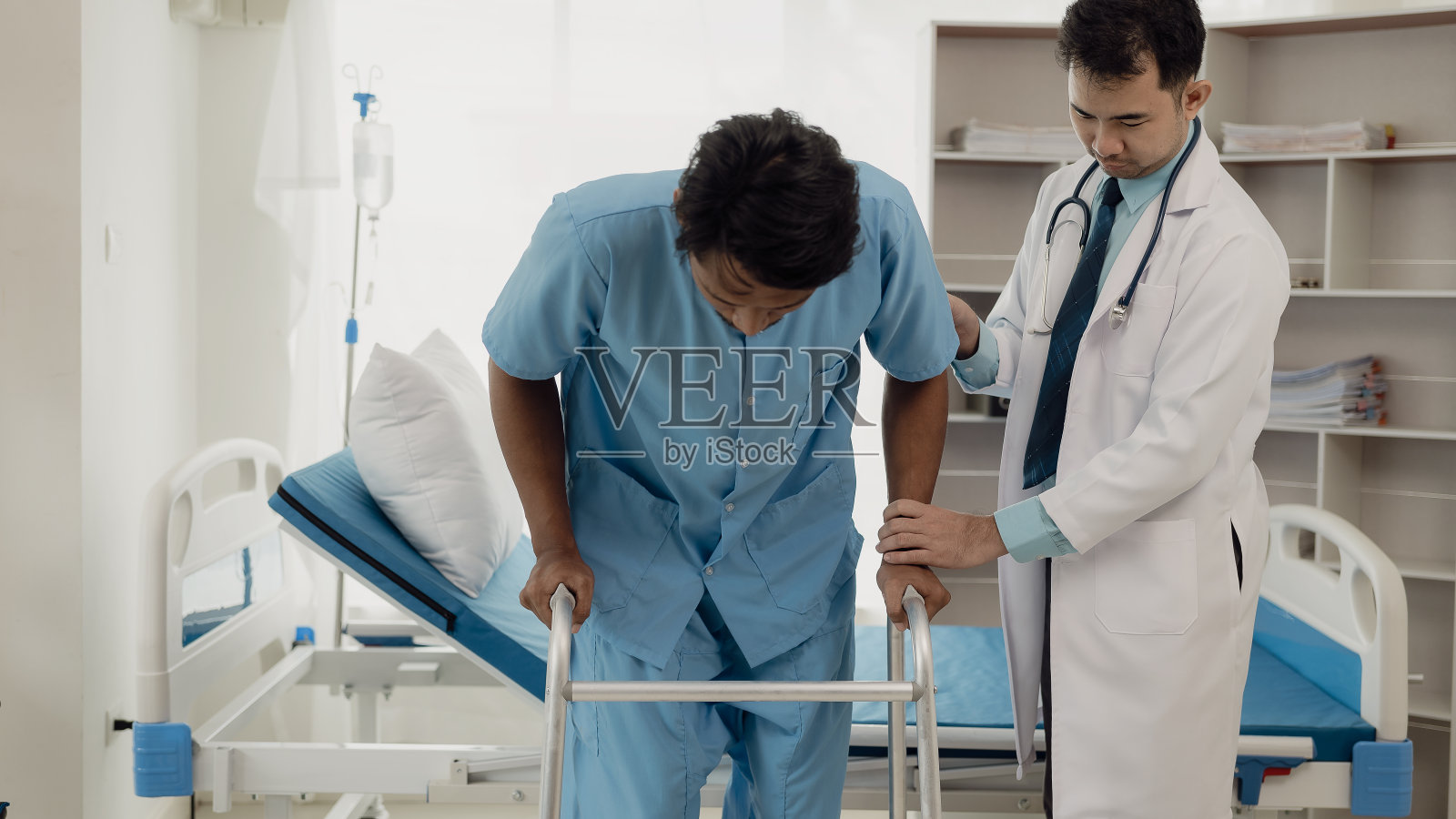 专业的物理治疗师在物理治疗中心检查和照顾一个年轻人，在医院治疗一个男人的肌肉和受伤。照片摄影图片