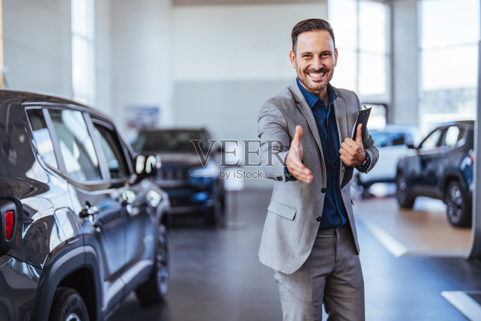 汽车经销店的销售人员。照片摄影图片