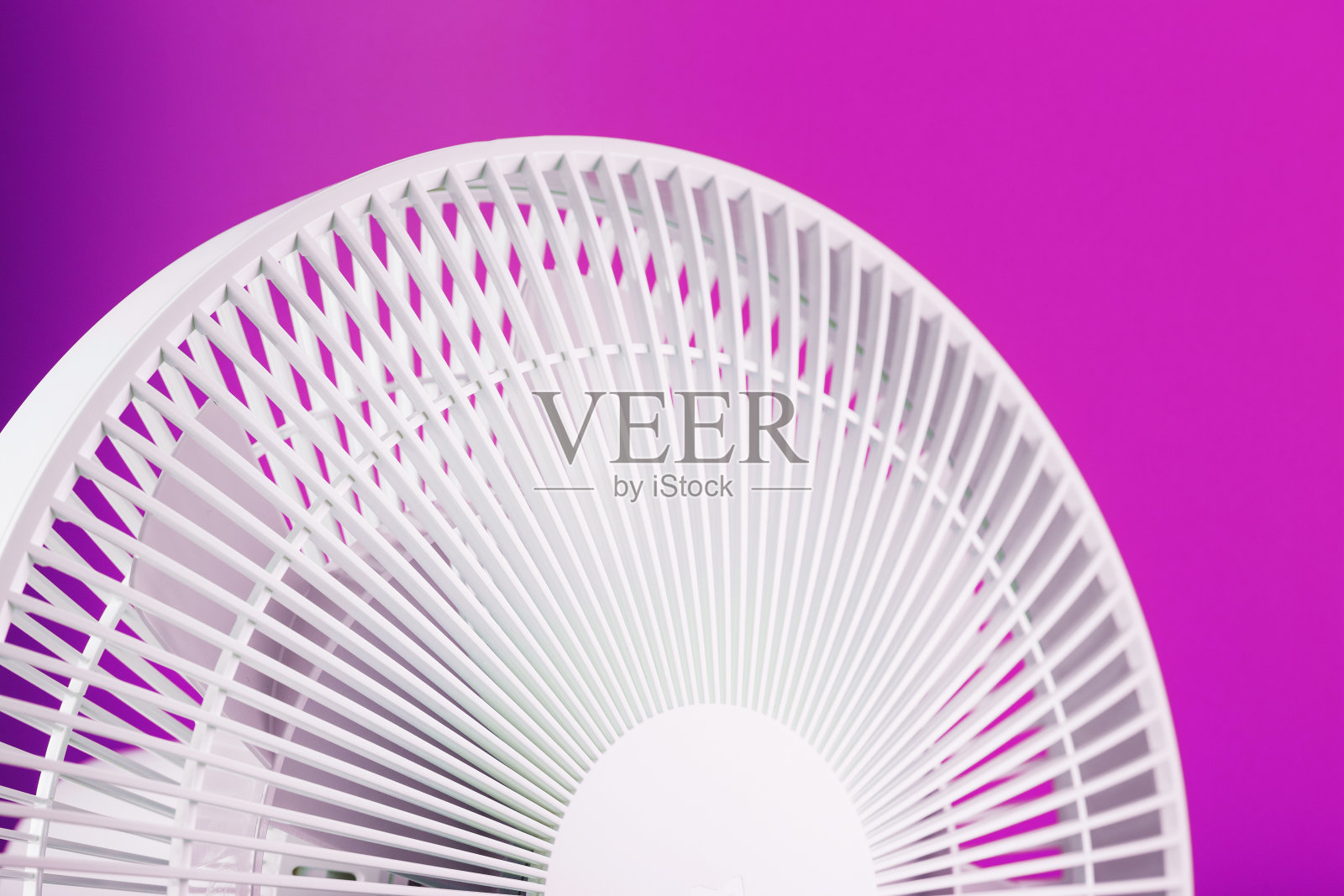 白色的现代设计电风扇，在粉红色的背景上为房间降温。照片摄影图片