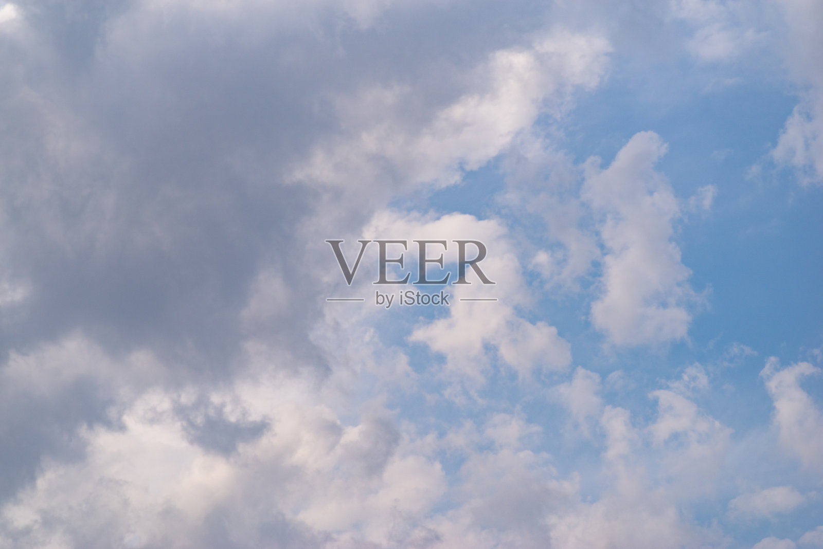 当你抬头时，美丽的蓝天照片摄影图片