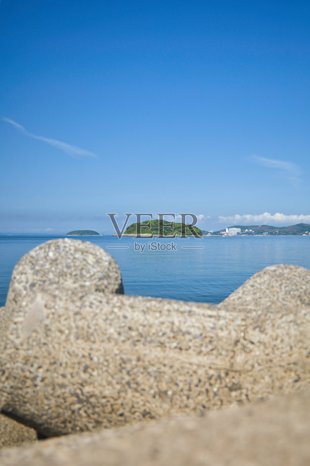 四足动物放置在港口，以消除波浪和蓝色的大海照片摄影图片