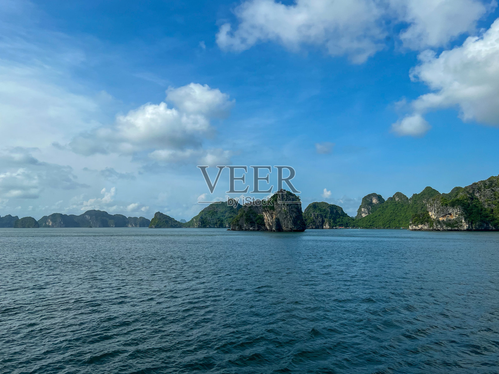 下龙湾与绿色岩石的远景照片摄影图片