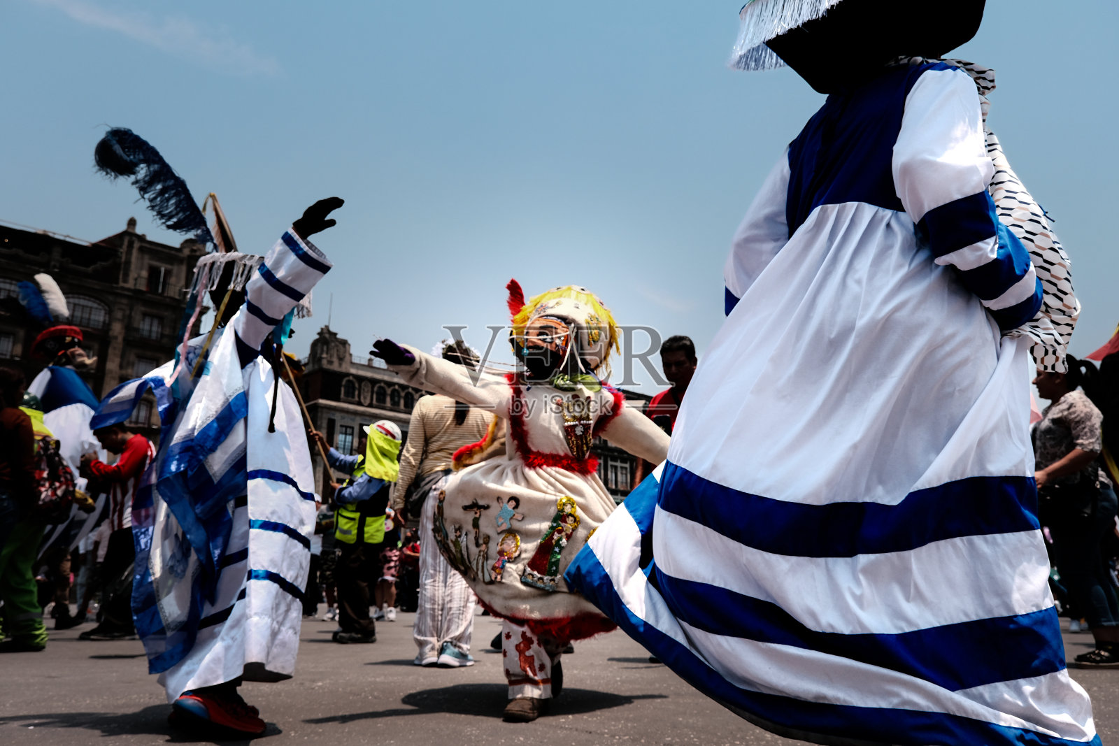 身穿传统服装的孩子们在墨西哥墨西哥城跳舞照片摄影图片