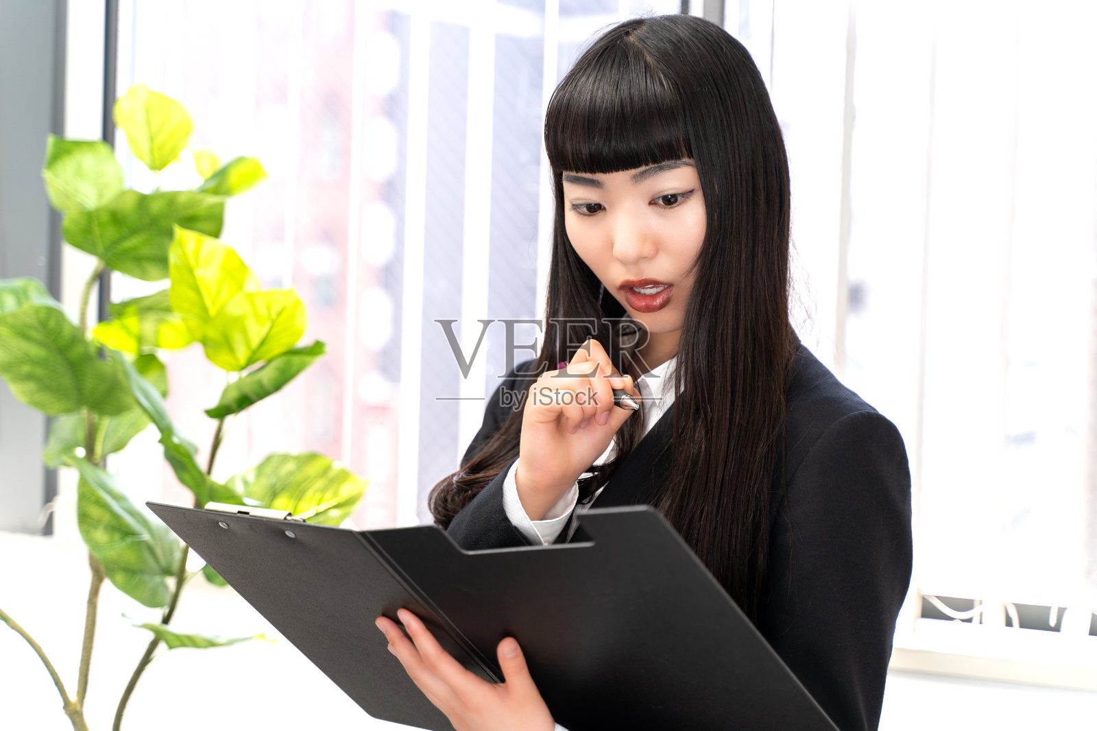 在职女性员工照片摄影图片