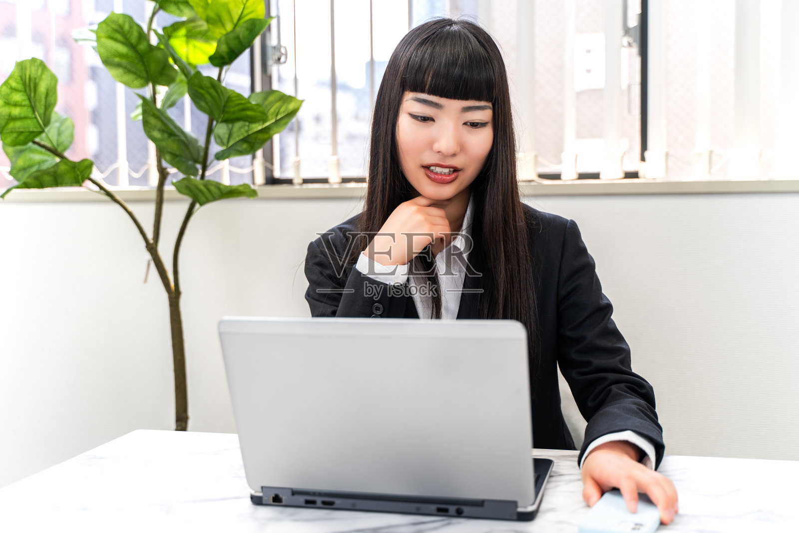 用笔记本电脑工作的女员工照片摄影图片