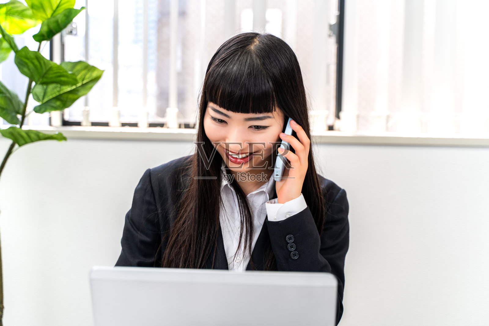 用笔记本电脑工作的女员工照片摄影图片