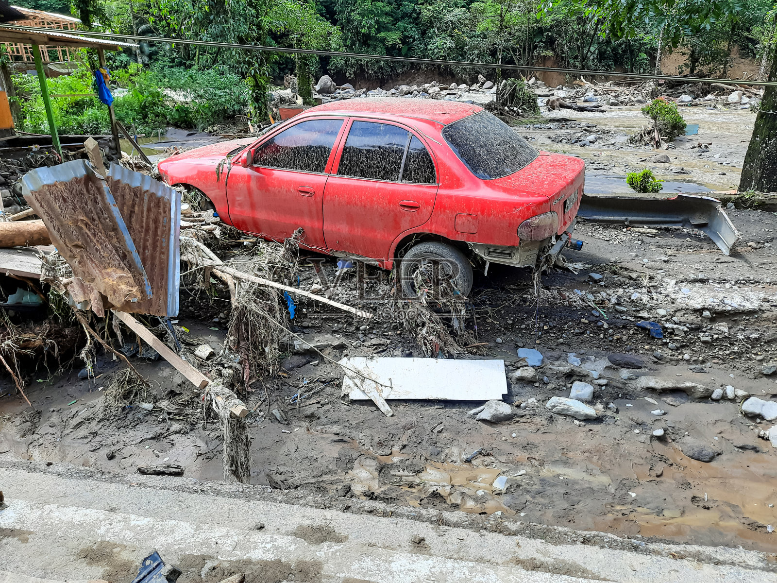 由于冷熔岩山洪，汽车状况严重受损。兰巴阿奈的自然灾害照片摄影图片